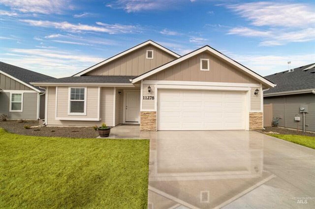 Foto principal - Beautiful Home Close to Shopping!