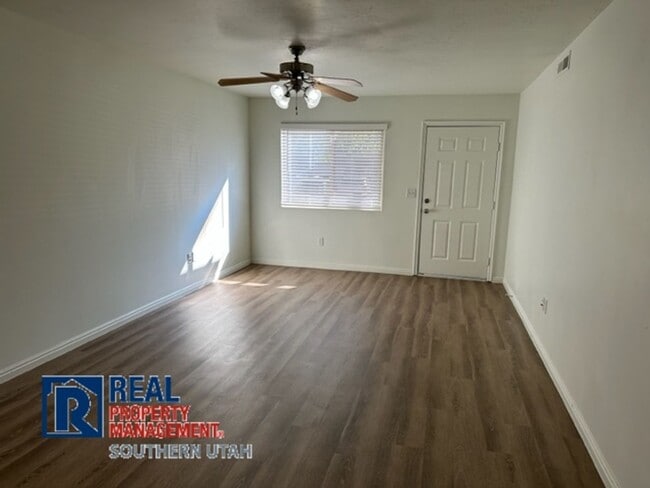 Building Photo - Hawk Hallow Townhome