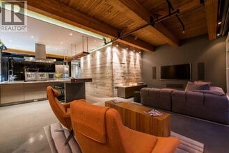 Building Photo - 1155 Mainland St