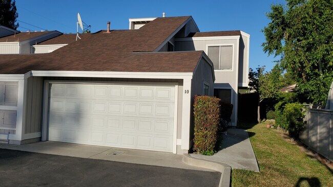 Building Photo - 10 Autumn Hill Ln