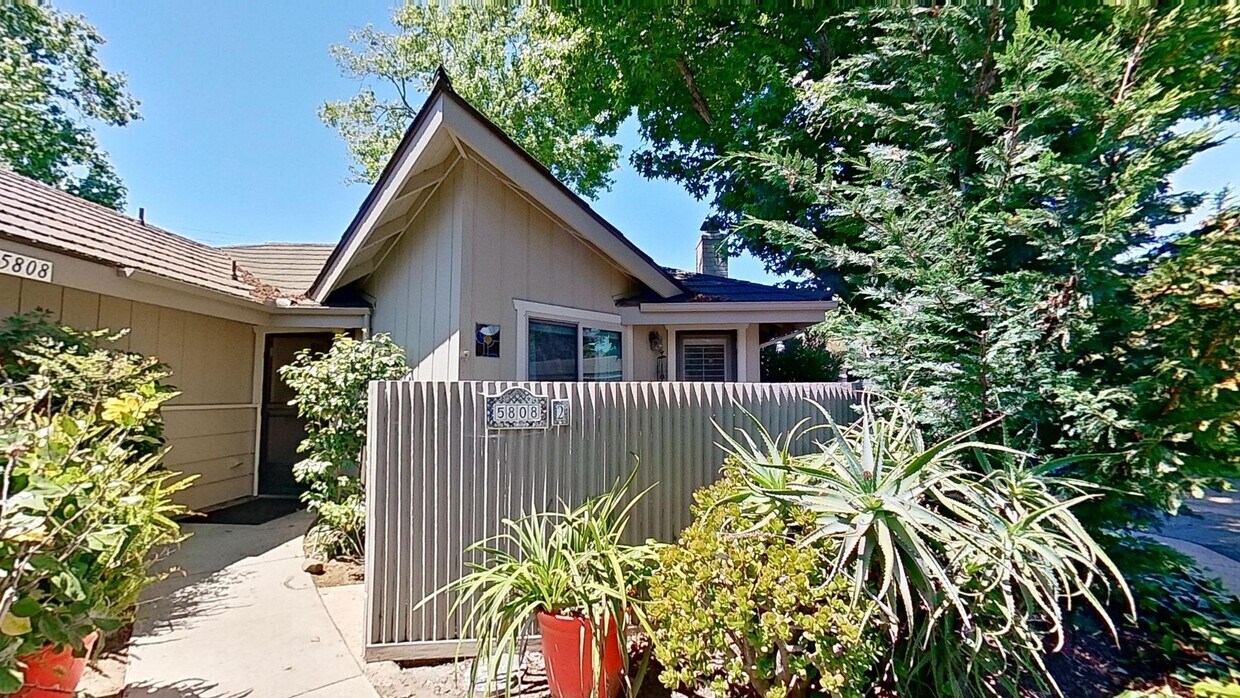 Foto principal - Spacious 2 BED/ 1.5 BATH in Encino Royal (...