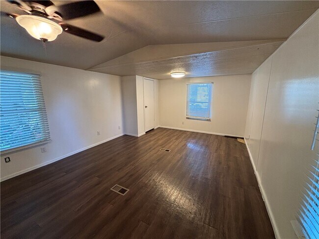 Foto del edificio - 304 N Bloomington St