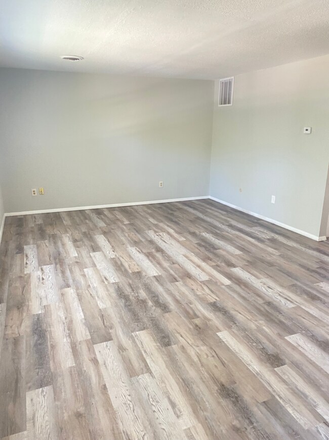 Building Photo - 705 Hollycrest Dr