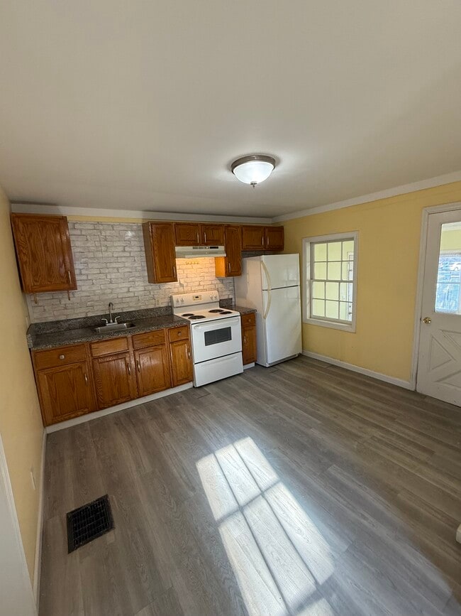 Kitchen, granite countertop - 56 House St