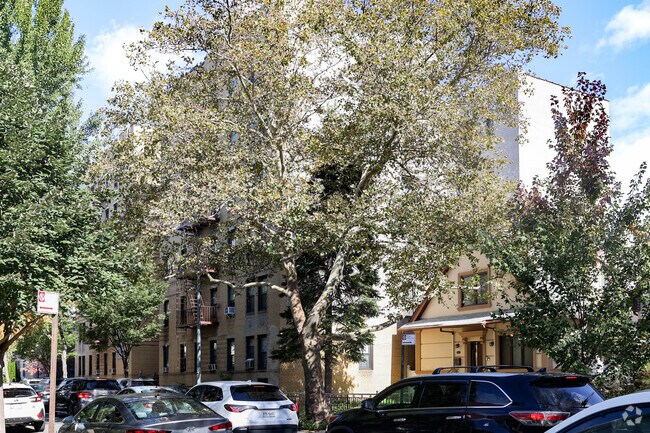 Building Photo - 1061 E 13th St