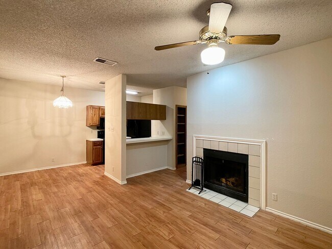 Foto del edificio - Central/UT 2/2 Apartments PRELEASE 8/15/2025