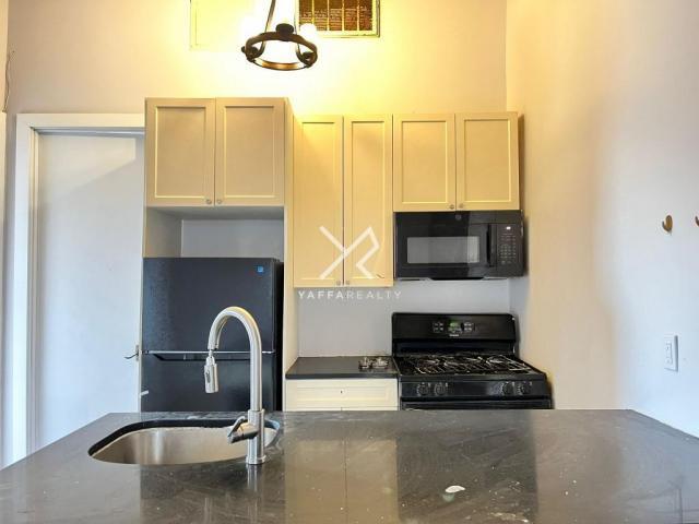 Building Photo - 3 bedroom in Brooklyn NY 11233