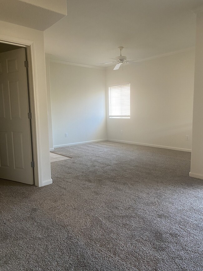 Living room - 10001 Woodcreek Oaks Blvd