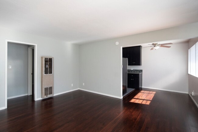 Building Photo - Charming 1 Bedroom in Talmadge/College Area with Parking!