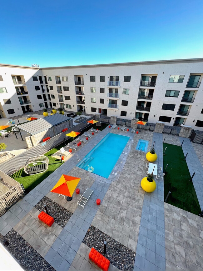 Courtyard - Curve at Melrose