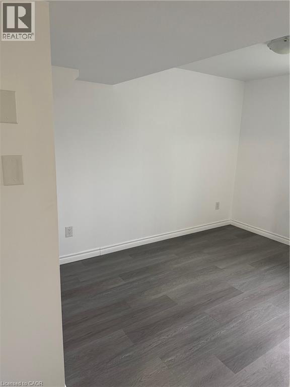 Photo du bâtiment - 107 Victoria Ave N