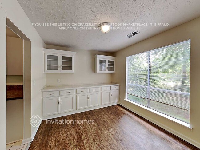 Building Photo - 614 Oxford Hall Dr SW