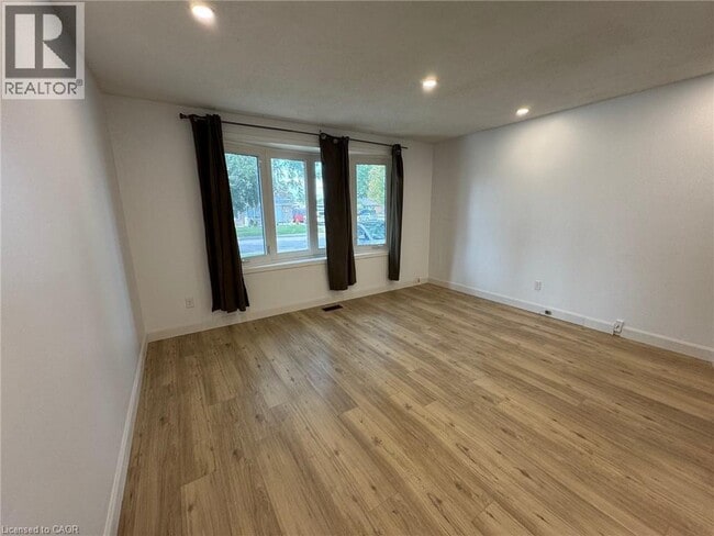 Building Photo - 5 Fairholme Ct