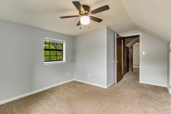 Foto del edificio - BRIGHT AND BEAUTIFUL DUPLEX CLOSE TO UWF!