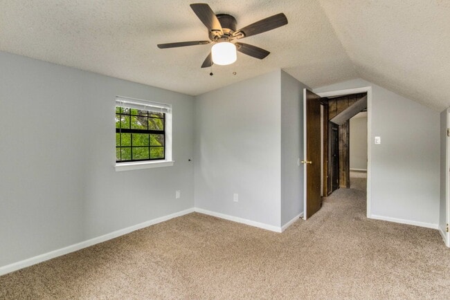 Building Photo - BRIGHT AND BEAUTIFUL DUPLEX CLOSE TO UWF!
