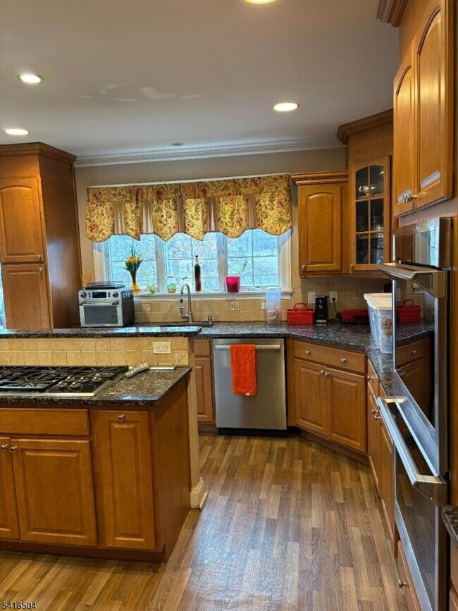 Building Photo - 521 Pleasant Valley Way