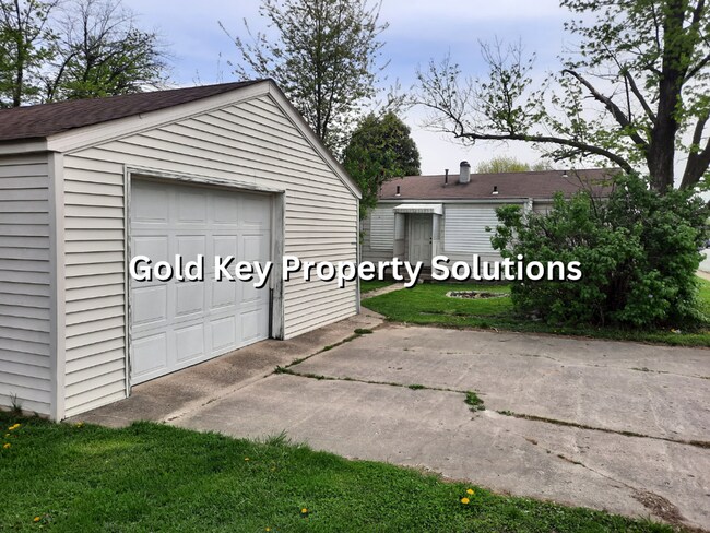 Building Photo - 3 BR 1 BA House with Garage Across from Pu...