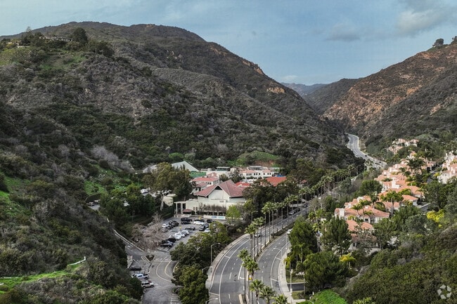 Palisades Highlands is located in a valley.