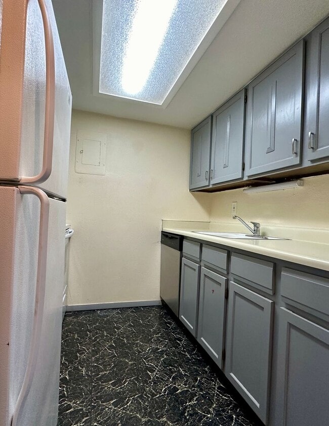 Building Photo - Nice 1 Bedroom 1 Bathroom Condo in Golden with Pool!! Available Mid December!!