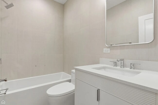 Building Photo - 1924 W Grand Ave