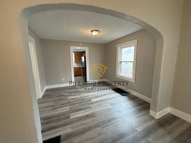 Building Photo - Renovated, 2 Bedroom, 1 Bathroom Home Avai...