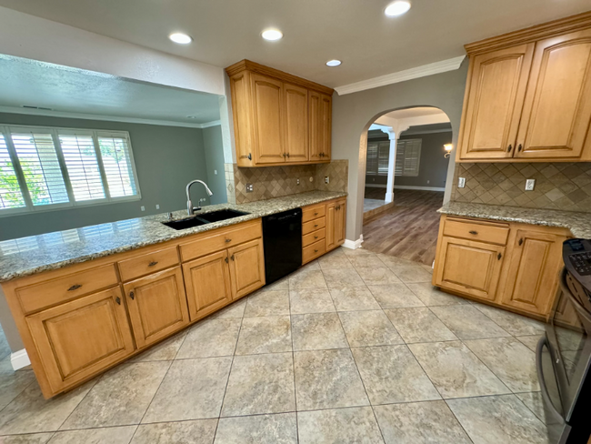 Building Photo - 2024 Rolling Hills Dr