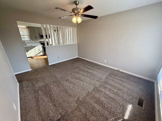 Foto del edificio - 1322 Shady Lawn Dr