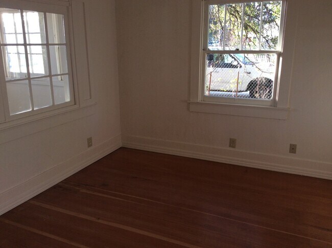 Building Photo - Cute Downtown House!