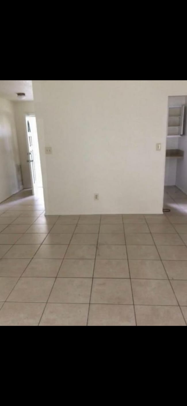 Building Photo - 864 E Church Ave