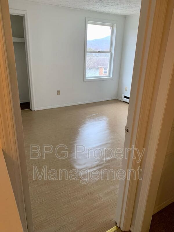 Building Photo - 123 Circle Dr