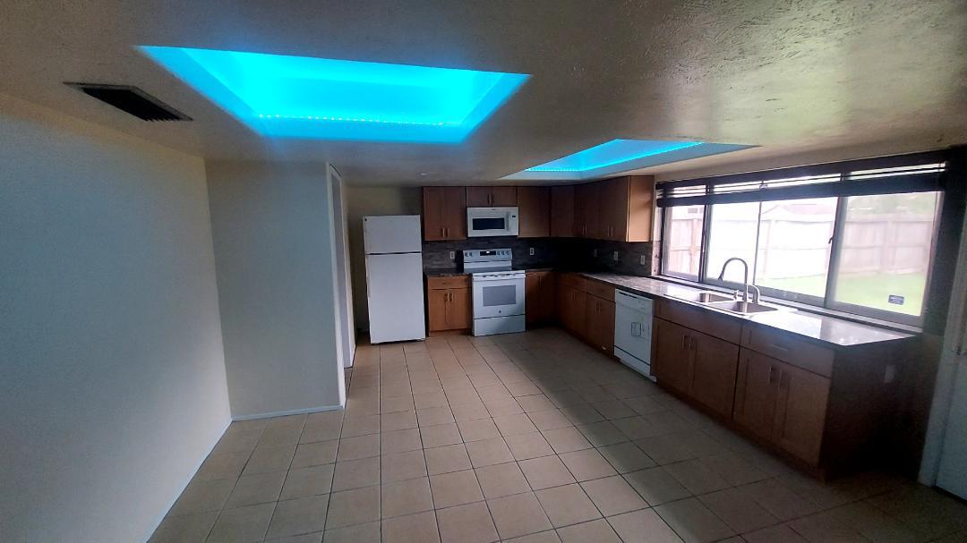 La cocina remodelada tiene iluminación ambiental - 5538 W Ridgecreek Dr