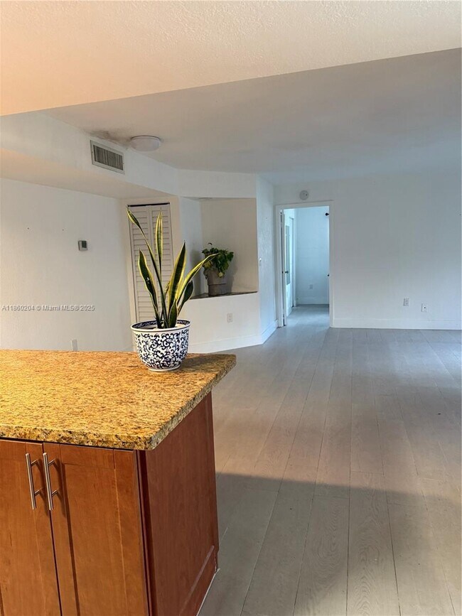 Foto del edificio - 4720 NW 102nd Ave