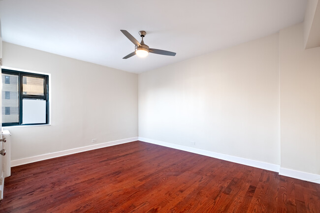 Foto del edificio - 5040 N Marine Dr