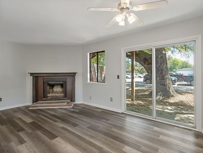 Foto del edificio - END UNIT TOWNHOME