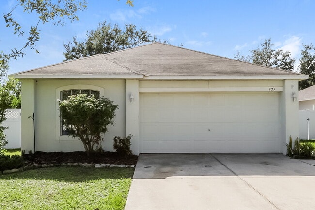 Building Photo - 927 Brenton Leaf Dr