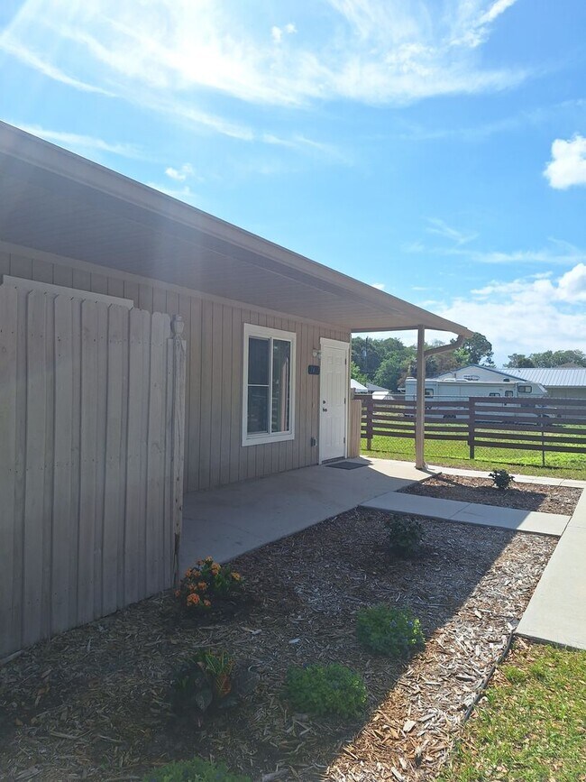 Foto del edificio - VERY WELL MAINTAINED FLORIDA SHORES 2BR 1BA DUPLEX FOR RENT