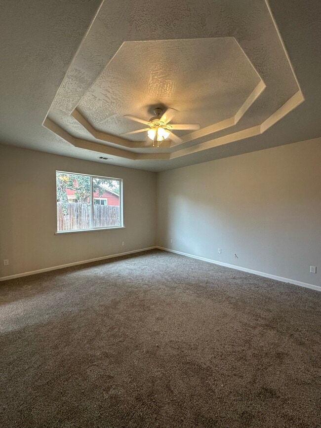 Building Photo - 992 Heather Way