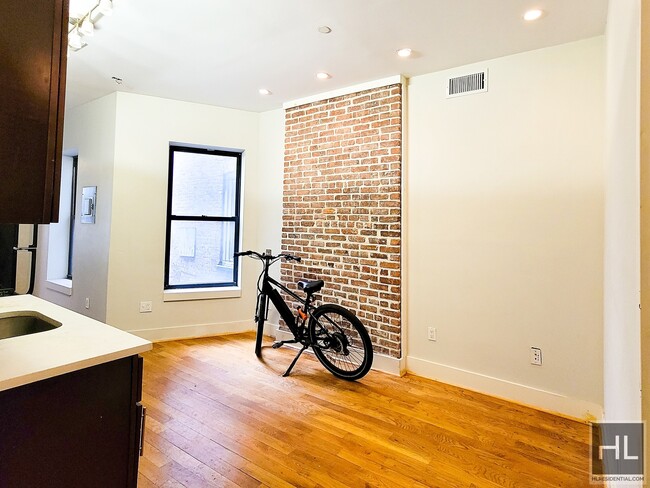 Building Photo - 1253 Lincoln Pl