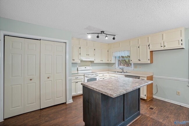 Building Photo - 132 Whisperwood Ln