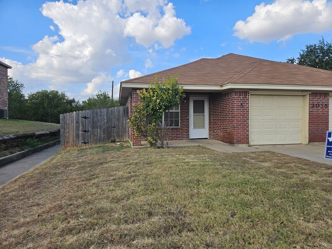 Foto principal - 3015 Cantabrian Dr