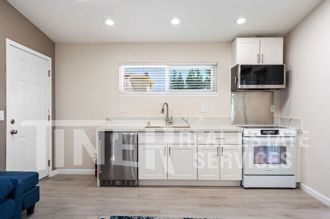 Building Photo - Modern ADU in Prime Location with All Util...