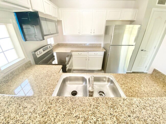 Foto del edificio - ADORABLE GATED CONDO LOCATED IN A GATED CO...
