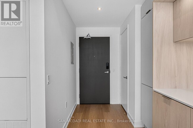 Building Photo - 448 Burnhamthorpe Rd W