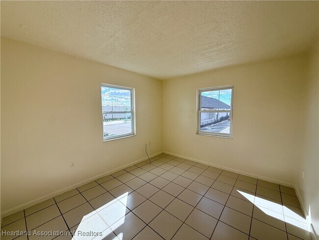 Foto del edificio - 4131 Commercial Dr