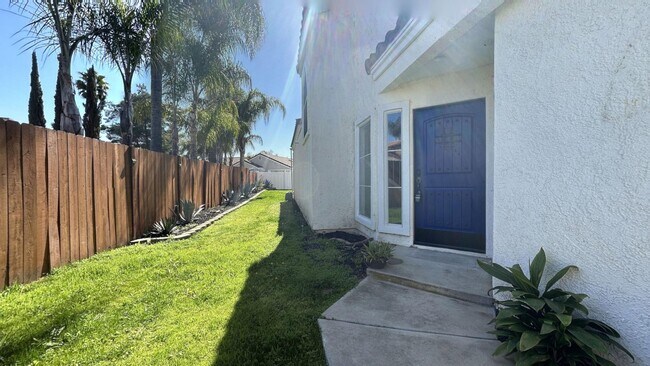 Foto del edificio - PRICE REDUCTION! Gorgeous 3 Bedroom, 3 Bat...