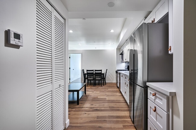 Building Photo - 2600 S Catalina St