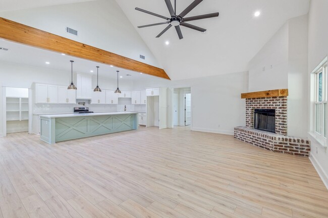 Building Photo - 927 Magdalena Street