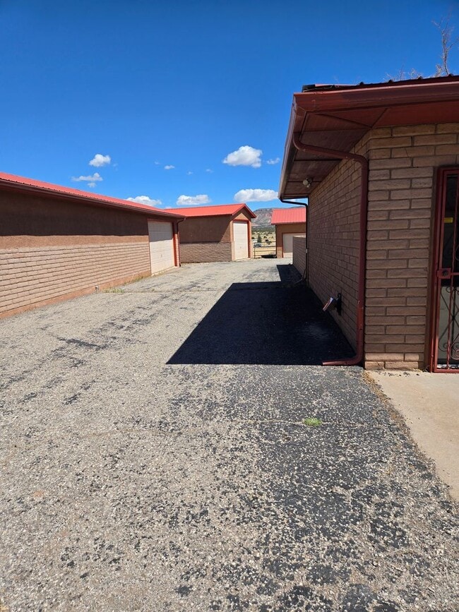 Building Photo - Spacious 3- Bedroom 3-Bathroom in Thoreau