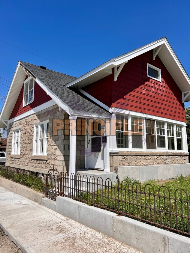 Primary Photo - **Charming Remodeled Craftsman Home for Re...