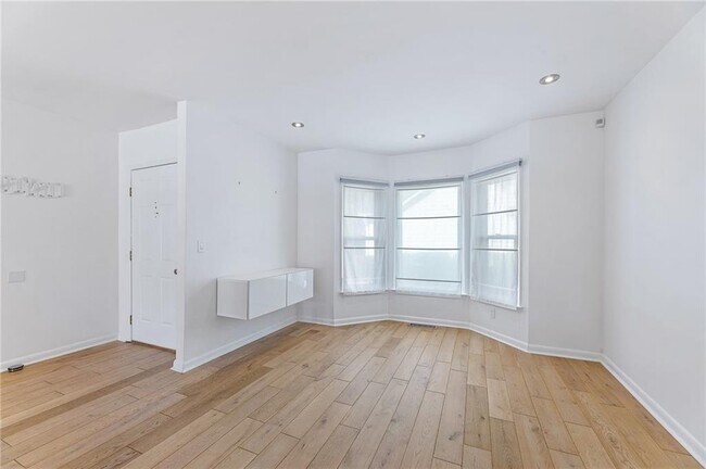 Foto del edificio - 908 Lenox Hill Ct NE